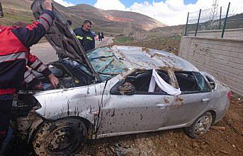 Bayburt'ta otomobil takla attı: 1 ağır yaralı