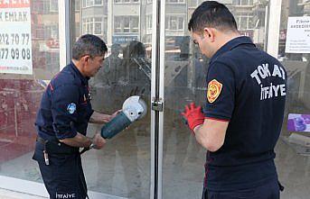 Boş dükkanda mahsur kalan 