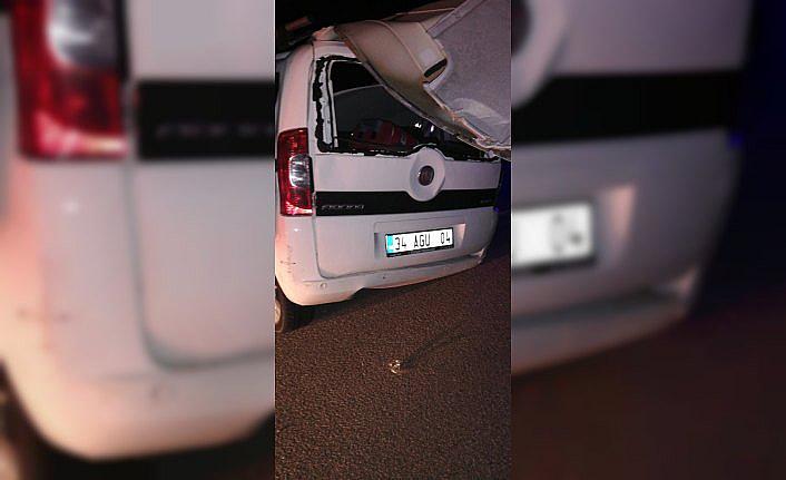 Hafif ticari araç tıra çarptı: 1 ölü, 2 yaralı