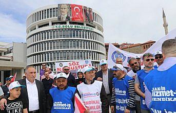 İşçiler Bolu Belediyesi önüne siyah çelenk bıraktı