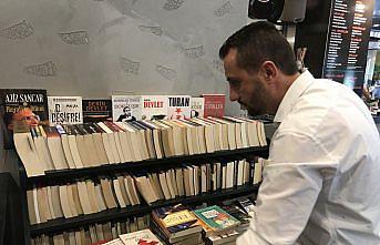 Kahve ikramıyla topladığı kitaplardan kütüphane oluşturuyor
