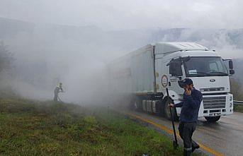 Kastamonu'da hareket halindeki tırın dorsesi yandı