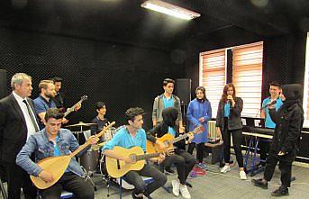 Kavak'ta öğretmenden 100. yıl anısına şarkı