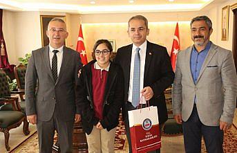 Kaymakam Pişkin, başarılı öğrenciyi ödüllendirdi