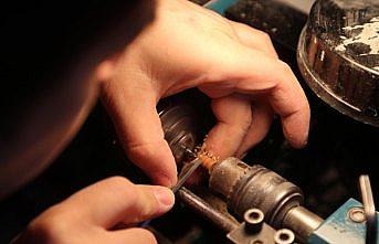 Koleksiyonerlerin gönderdiği fosilleri tespihe dönüştürüyor