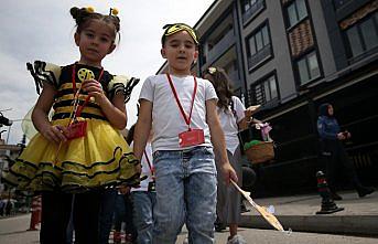 Miniklerden arı kostümlü farkındalık yürüyüşü