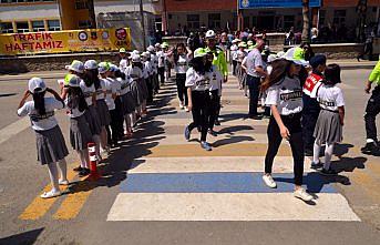 Öğrenciler yaya geçidinde kaza anını canlandırdı