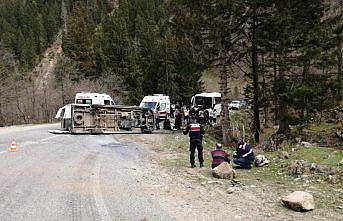 Öğrencileri geziye götüren minibüs devrildi: 10 yaralı