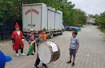 Öğrencileri kendi yazdıkları manileri davul eşliğinde söylüyor