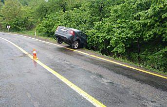 Ordu'da otomobil şarampole devrildi: 2 yaralı
