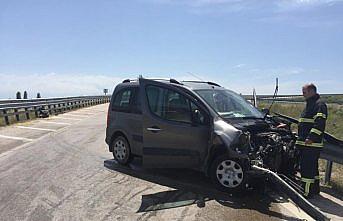 Otomobil bariyerlere çarptı: 1 yaralı