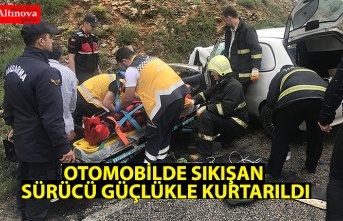 Otomobilde sıkışan sürücü güçlükle çıkartıldı