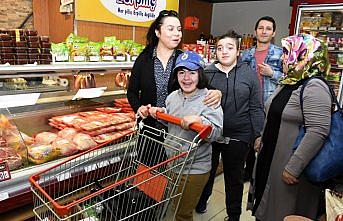 Özel öğrenciler markette alışveriş yaptı