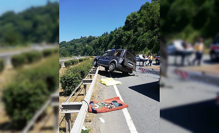 Rize'de otomobil bariyerlere çarptı: 8 yaralı