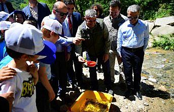 Taşkıran Solaklı Deresi'ne 10 bin yavru alabalık bırakıldı