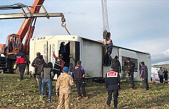 Taziyeden dönenleri taşıyan otobüs devrildi: 2 ölü, 10 yaralı