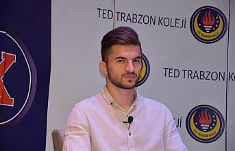 Trabzonsporlu futbolcular öğrencilerle buluştu