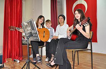 Üniversite sınavının stresini müzikle atıyorlar