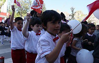 Yaya geçidinden bando eşliğinde geçtiler
