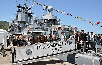 Zonguldak'ta askeri denizaltı ve okul gemisi ziyarete açıldı