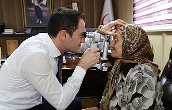 90 yaşındaki hastaya katarakt ameliyatı