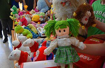 Akranları oyuncaksız kalmasın diye oyuncak topluyorlar