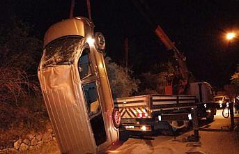 Amasya'da hafif ticari araç devrildi: 3 yaralı