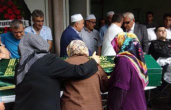 Babalar Günü'nde babasını toprağa verdi