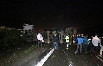 Bolu'da hurda yüklü tırın dorsesi devrildi ulaşım aksadı