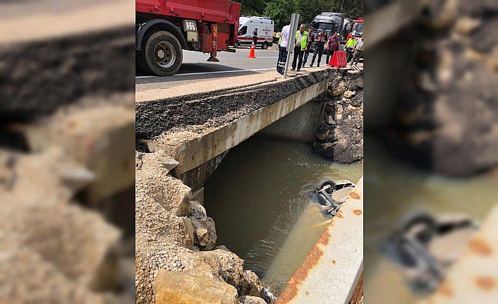 Bolu'da otomobil dereye düştü: 3 ölü