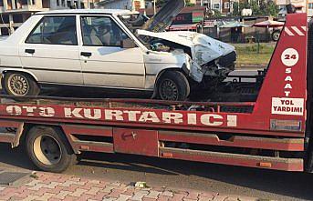 Çarşamba'da otomobil direğe çarptı: 1 yaralı