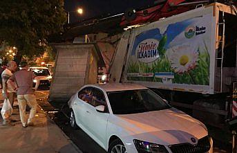Çöp konteyneri otomobilin üstüne düştü
