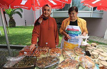 Doğadan topladıkları 96 çeşit otla yemek yaptılar