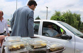 Dönüş yolundaki sürücülere yaprak sarma ikramı