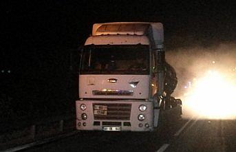 GÜNCELLEME - Düzce'de hidroklorik asit yüklü tanker kaza yaptı yol kapatıldı