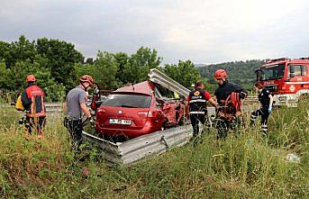 GÜNCELLEME - Kontrolden çıkan otomobil bariyerlere çarptı: 2 ölü