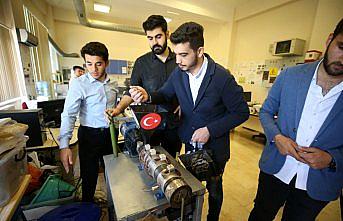Harçlıklarıyla tasarladıkları makineleri üniversiteye bağışladılar