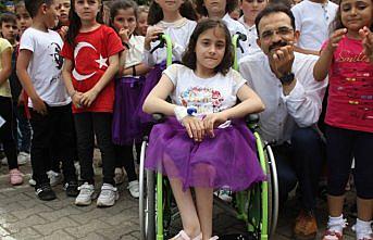 Hastaneden izin alarak karnesini almaya geldi