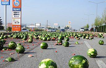 Karpuzlar yola saçılınca kara yolu ulaşıma kapandı