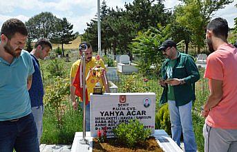 Kazandıkları kupayı şehit babasına verdiler