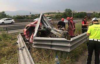 Kontrolden çıkan otomobil bariyerlere çarptı: 2 ölü