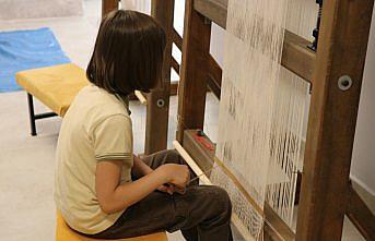 Öğrenciler atölyelerde hayata hazırlanıyor