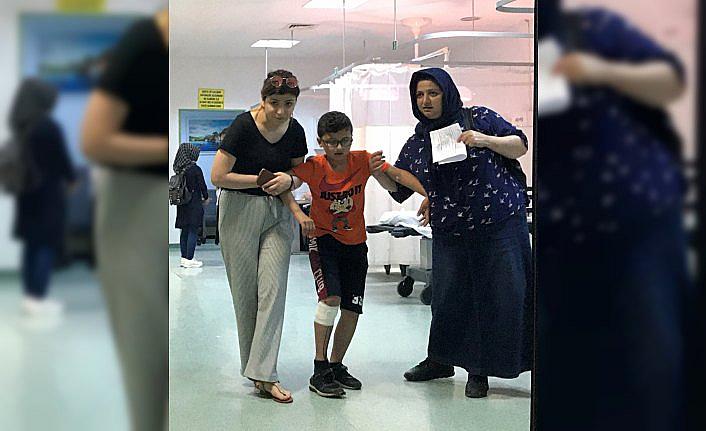 Oyun oynarken bacağına inşaat demiri battı