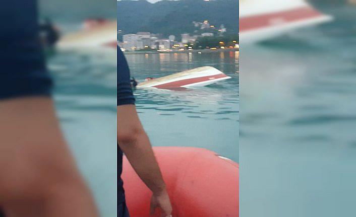 Rize'de balıkçı teknesi alabora oldu
