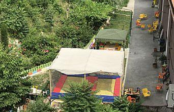 Salıncak demirinin altında kalan çocuk yaralandı