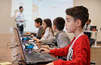 Tofaş Gönüllüleri, çocuklara kodlama öğretiyor