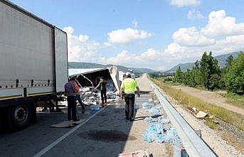 Tokat'ta su yüklü tır devrildi