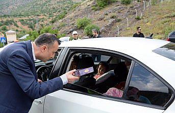 Trafik denetiminde sürücülere pestil ve köme ikramı