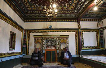 Ustaya meslek bıraktıran yapılar zamana direniyor