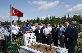 15 Temmuz şehitlerinin kabirlerine karanfil bırakıldı